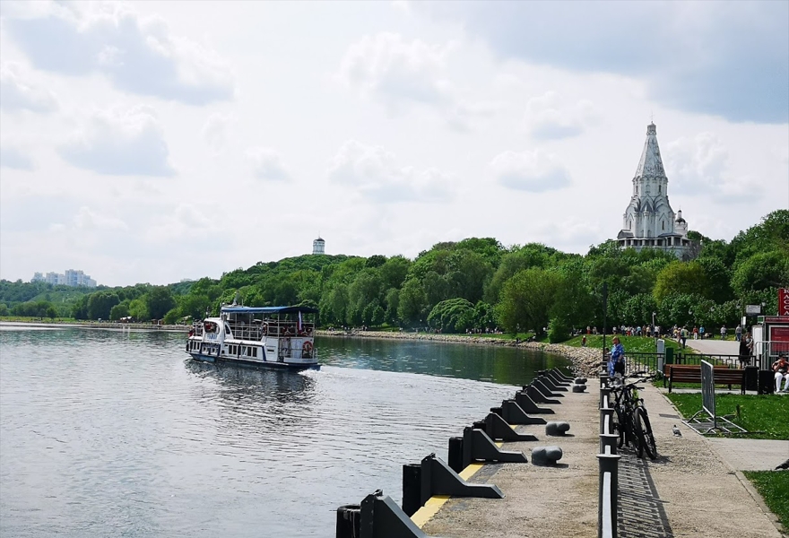 Прогулка по москве реке коломенское. Парк Коломенское набережная. Парк Коломенское река. Коломенский парк река. Коломенский парк Москва река.