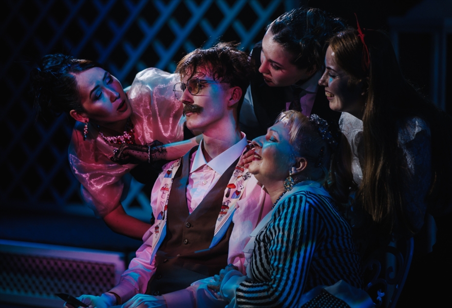 "Чудаки на подмостках"