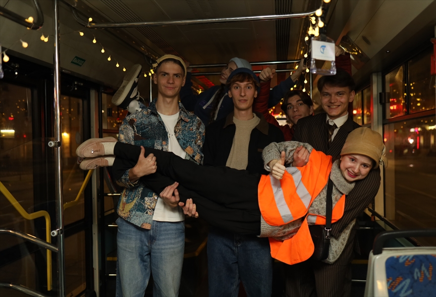 Новогодний спектакль в трамвае. ВСЕГО 1 МЕСЯЦ!