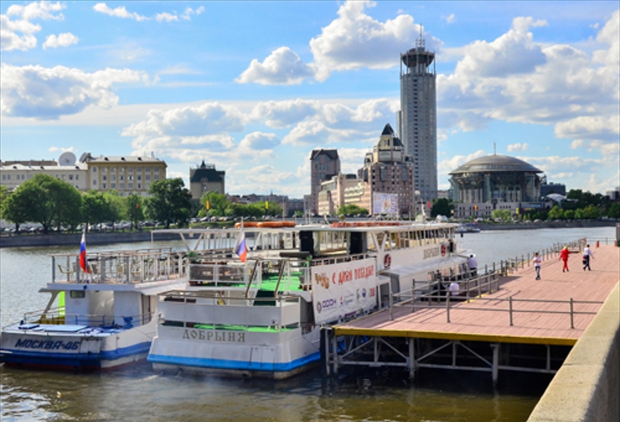 Речные прогулки причалы. Причал Новоспасский мост. Новоспасский причал Москва. Новоспасская набережная Москва. Новоспасский мост Москва.