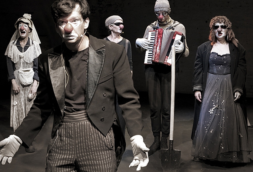 Клоуны (Театр ОКОЛО, Москва)