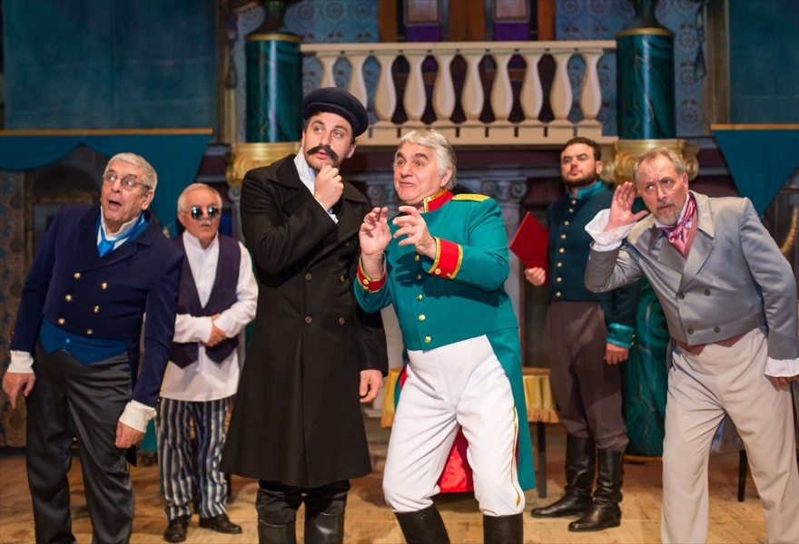 «Ревизор» на русском языке