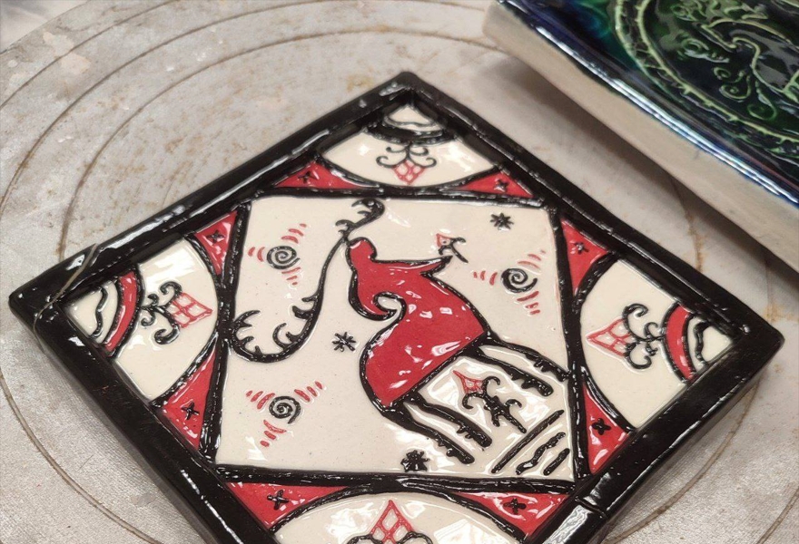 Роспись эксклюзивных изразцов с тематическим символов нового 2026 года