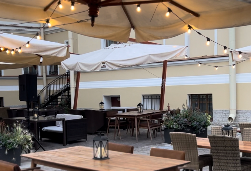 Репетиция во дворе особняка Милютина