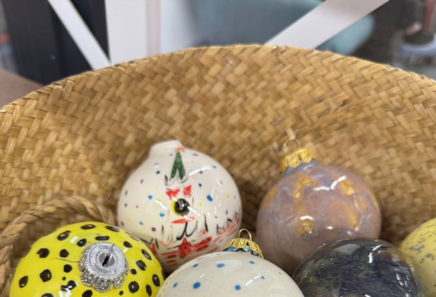 Роспись новогодних шаров из керамики и создание новогодних игрушек с Олей Бордуновой
